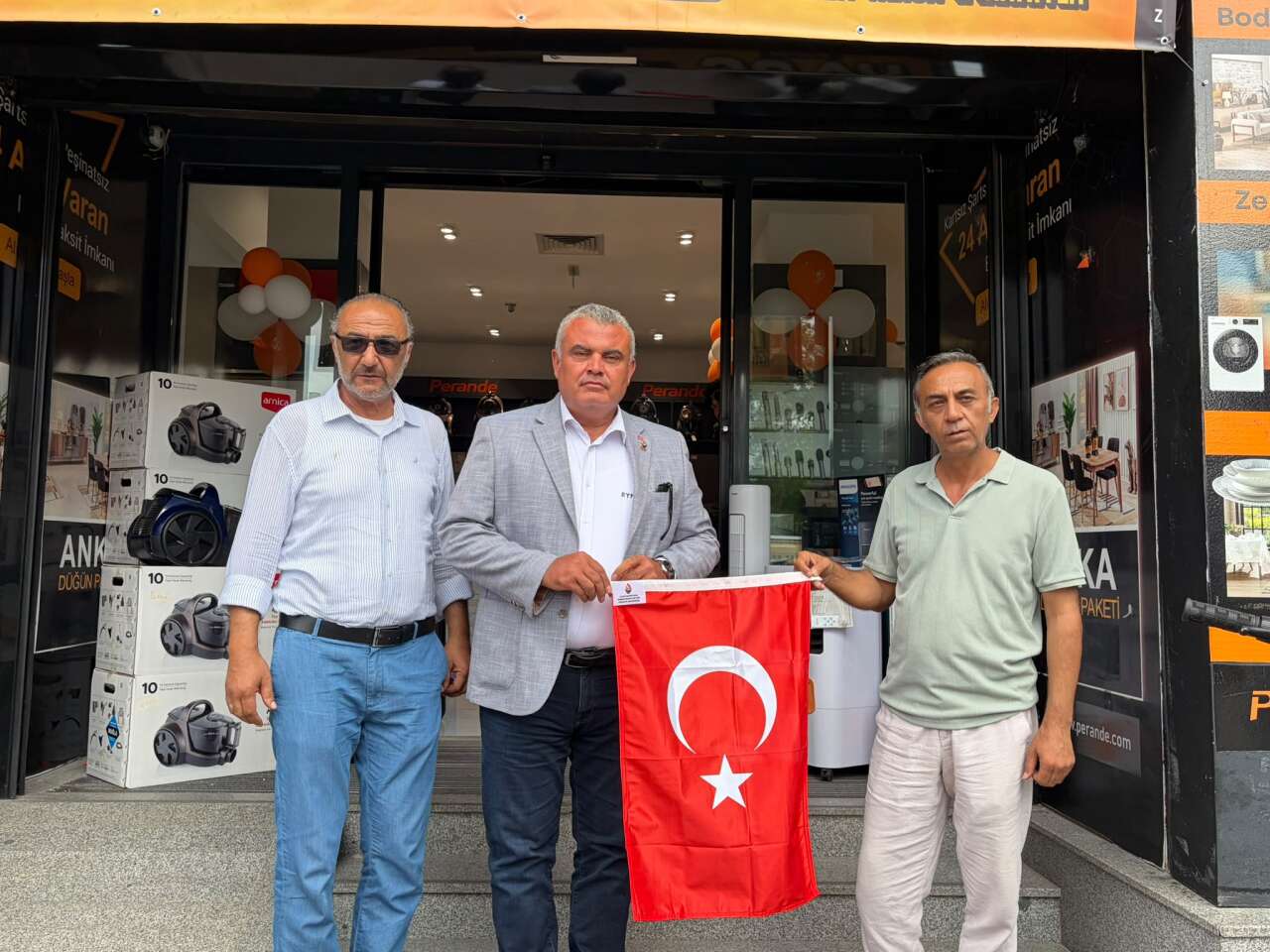 Zafer Partisi’nden Bayrağı Yakılan Dükkâna Ziyaret: Türk Bayrağı Yeniden Asıldı 3